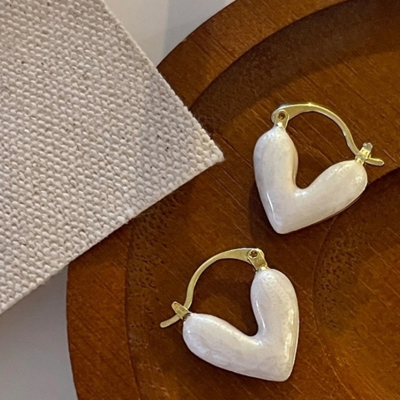 white shiny heart clip earrings 🤍 - Picture 3 of 4
